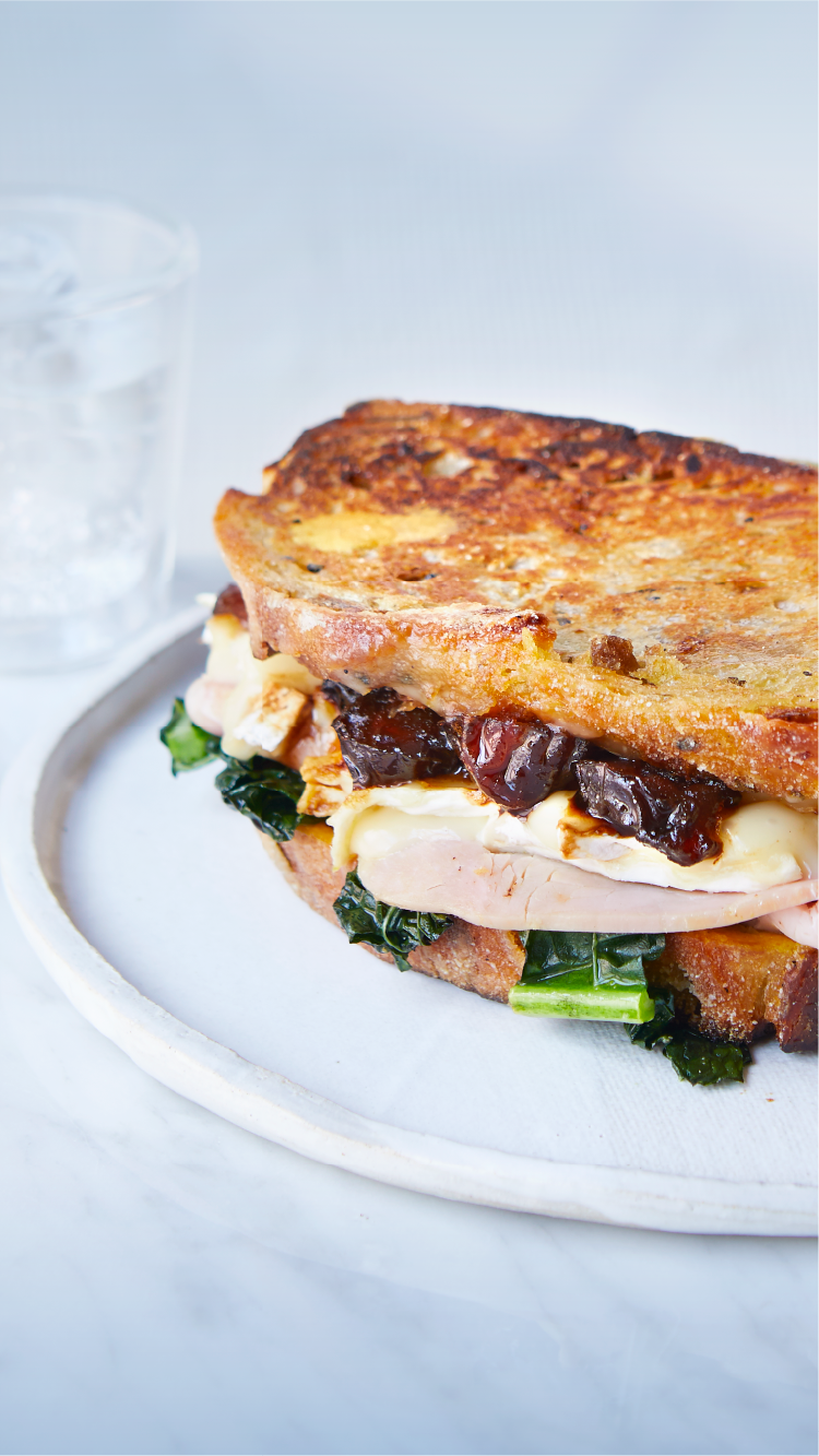 デーツの調理イメージ。温かいサンドイッチ